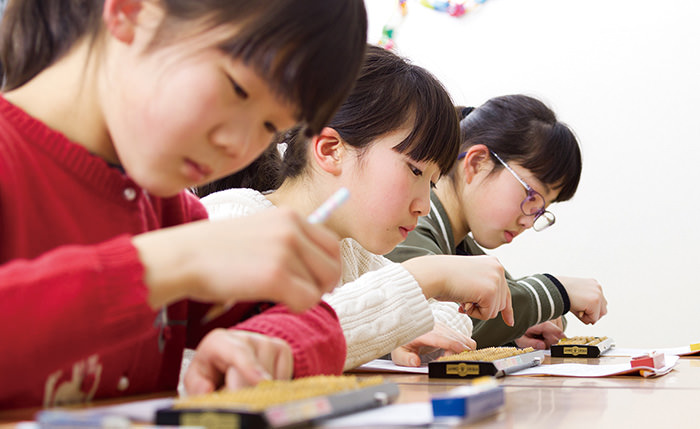 幼少期からのそろばん学習が児童の集中力を高めます。
